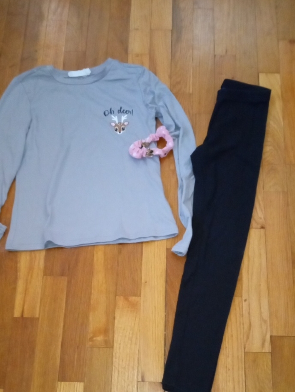 girl large black ribbed leggings, long sleeve gray top with scrunchie to match